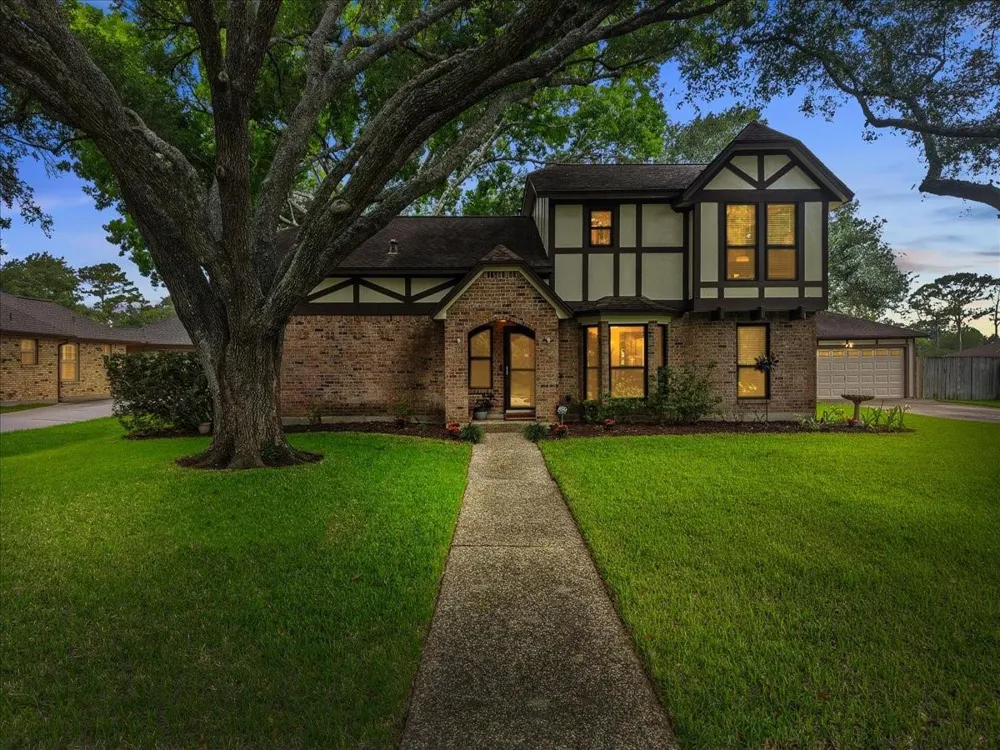 1810 Hunt Drive Friendswood, TX 77546