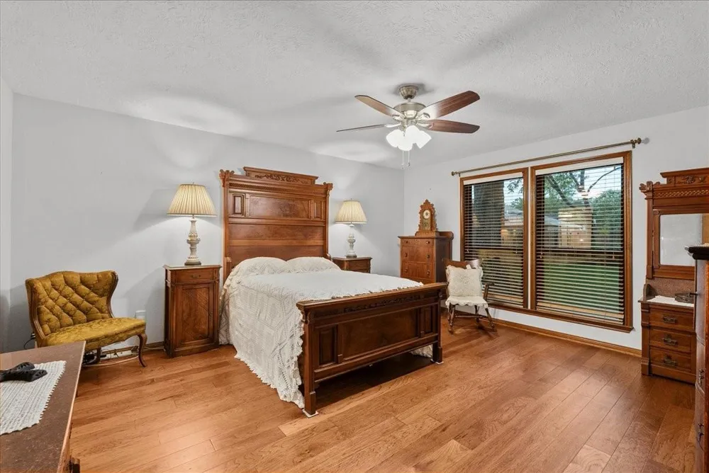 1810 Hunt Drive Friendswood, TX 77546