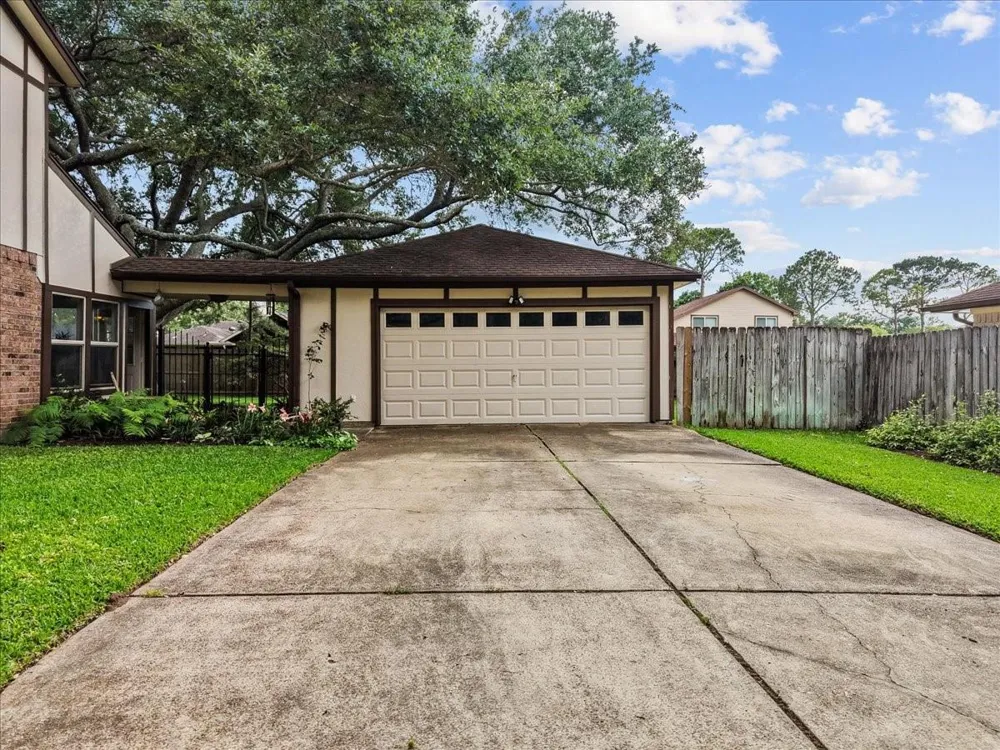 1810 Hunt Drive Friendswood, TX 77546