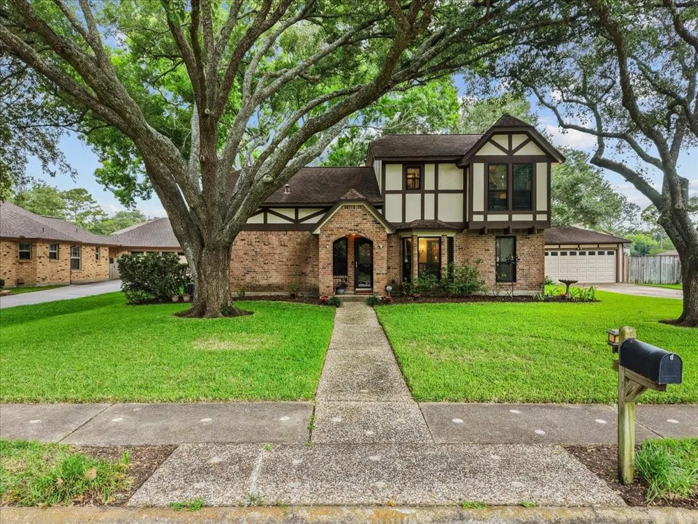 1810 Hunt Drive Friendswood, TX 77546