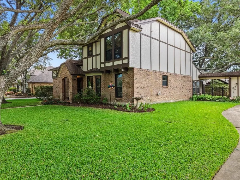 1810 Hunt Drive Friendswood, TX 77546