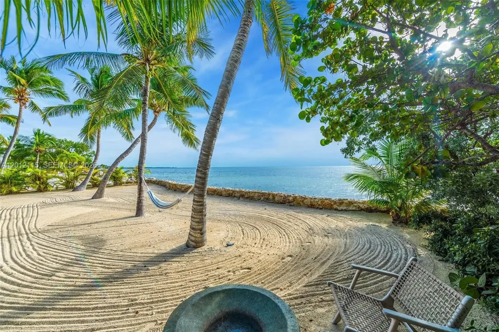 60 Ocean Front Dr Key Largo, FL 33037