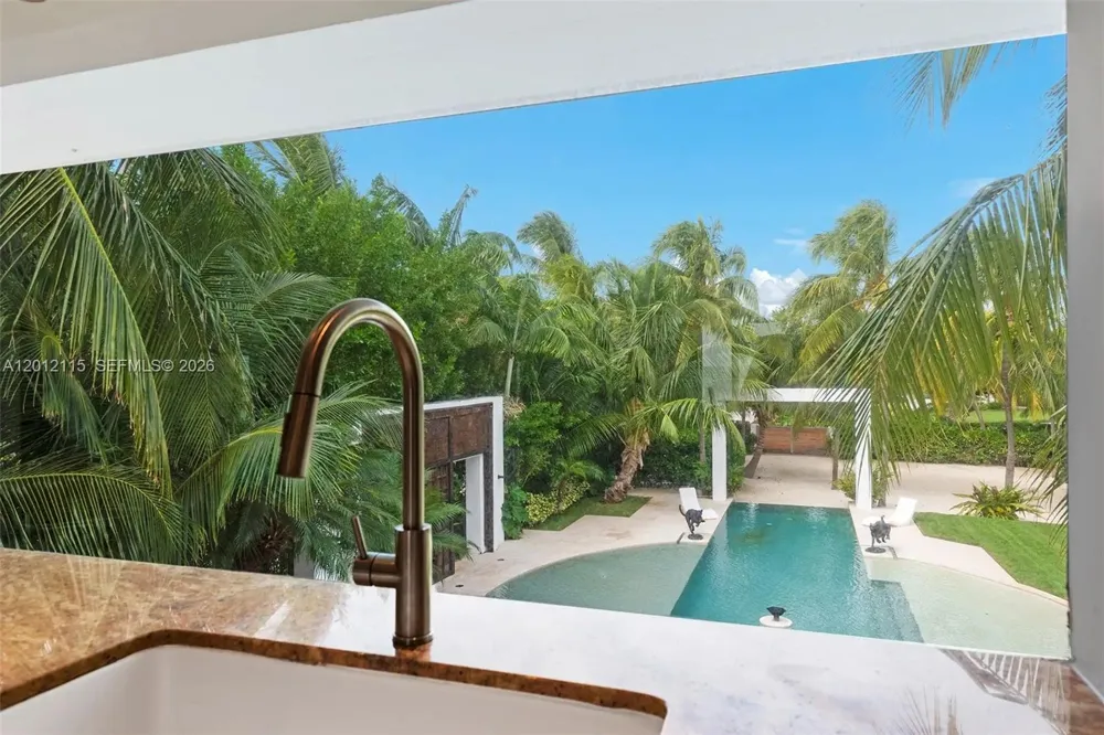 60 Ocean Front Dr Key Largo, FL 33037