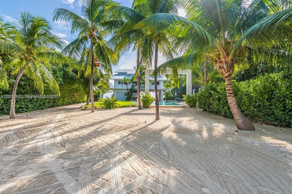 60 Ocean Front Dr Key Largo, FL 33037