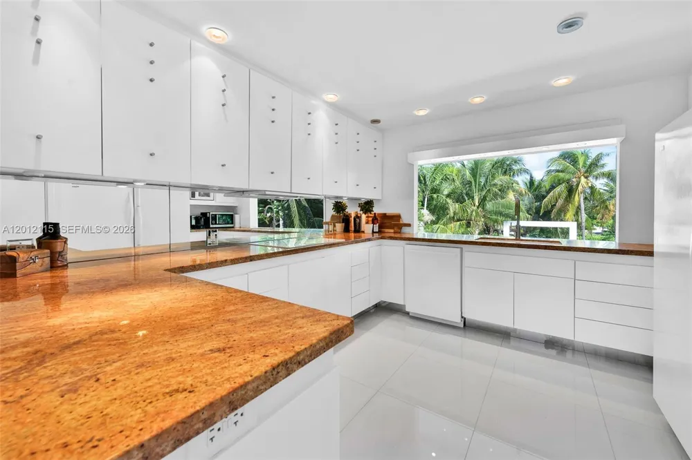 60 Ocean Front Dr Key Largo, FL 33037