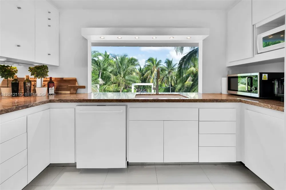 60 Ocean Front Dr Key Largo, FL 33037