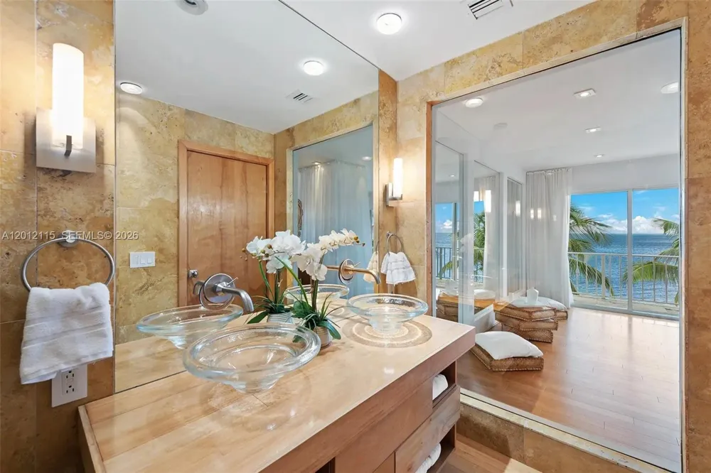 60 Ocean Front Dr Key Largo, FL 33037