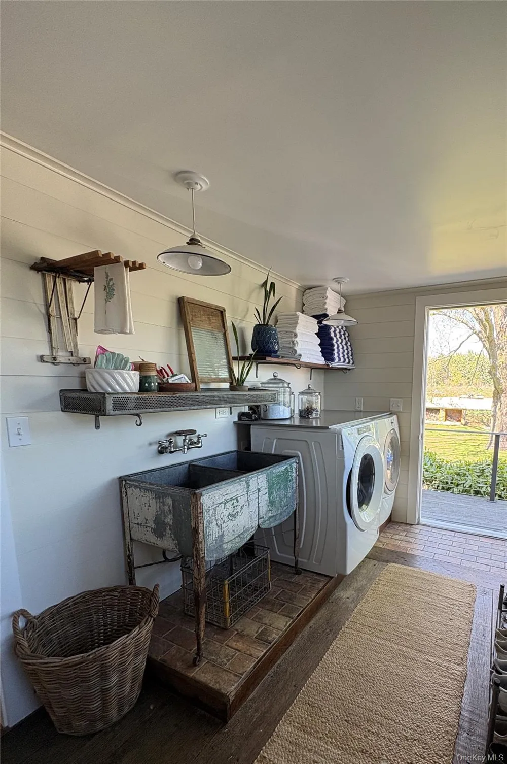 184 Twomey Avenue Calverton, NY 11933