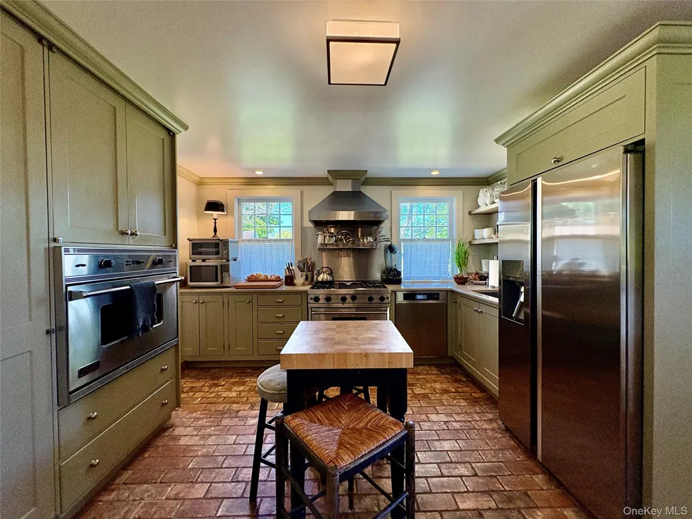 184 Twomey Avenue Calverton, NY 11933