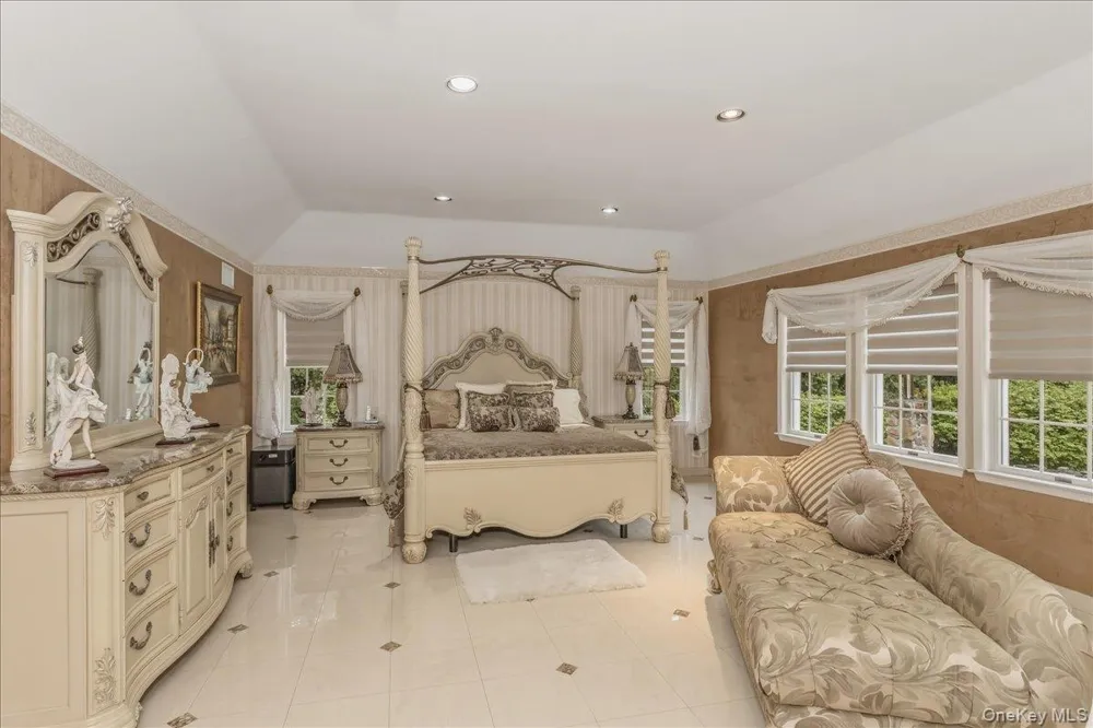 21 Chauncey Place Woodbury, NY 11797