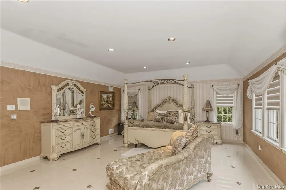 21 Chauncey Place Woodbury, NY 11797