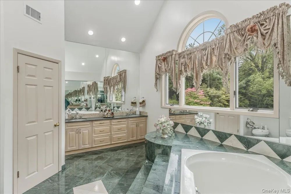 21 Chauncey Place Woodbury, NY 11797