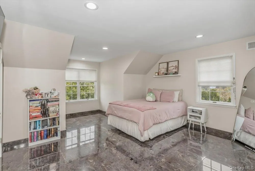21 Chauncey Place Woodbury, NY 11797