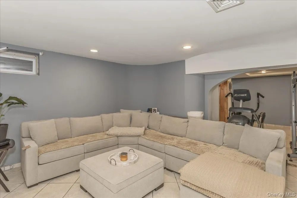 21 Chauncey Place Woodbury, NY 11797