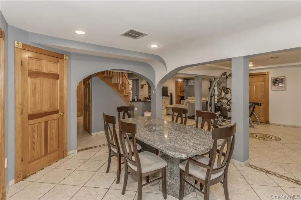 21 Chauncey Place Woodbury, NY 11797