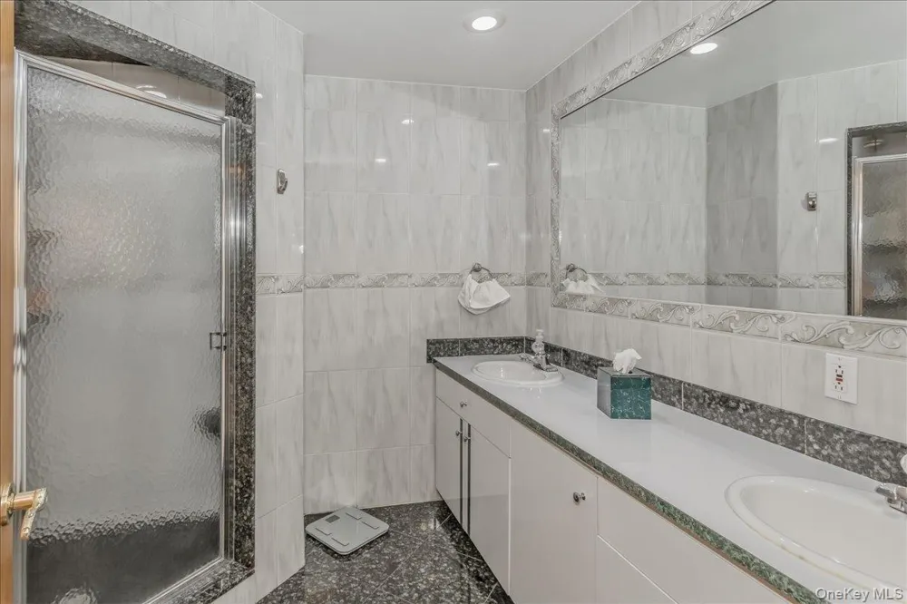 21 Chauncey Place Woodbury, NY 11797