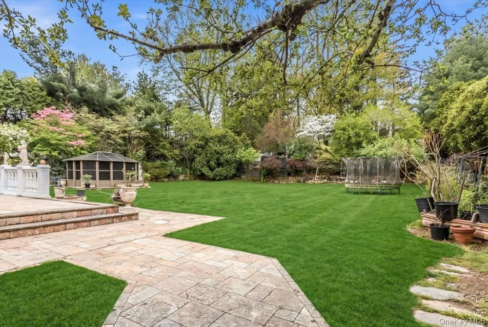 21 Chauncey Place Woodbury, NY 11797