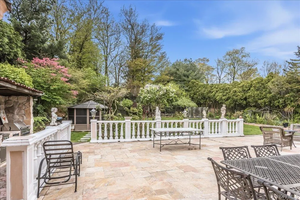 21 Chauncey Place Woodbury, NY 11797