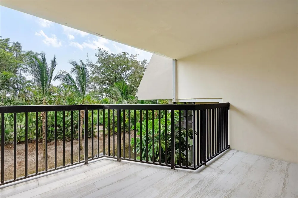 20341 W Country Club Dr #TH-11 Aventura, FL 33180
