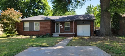 1122 E 48th Place