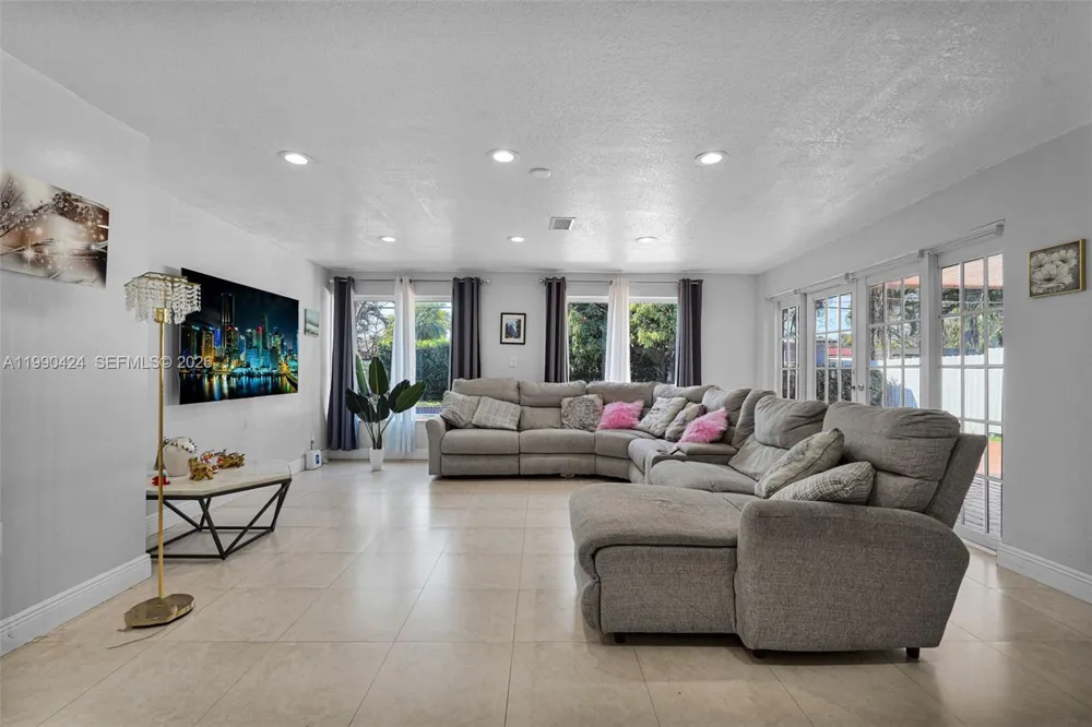 760 E 55th St Hialeah, FL 33013