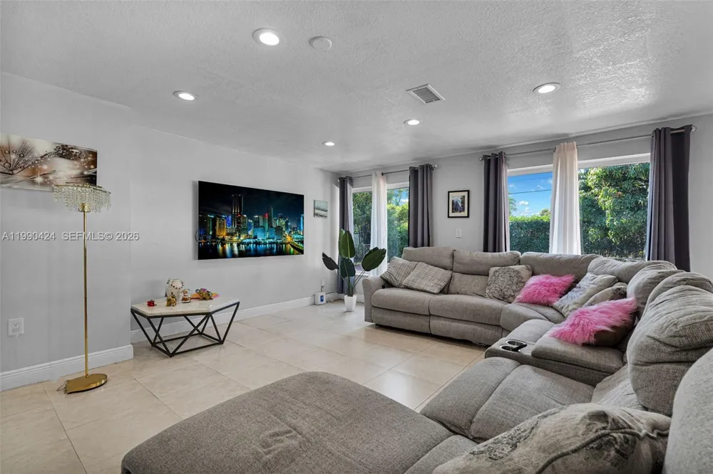760 E 55th St Hialeah, FL 33013