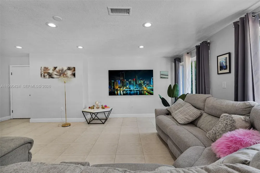 760 E 55th St Hialeah, FL 33013