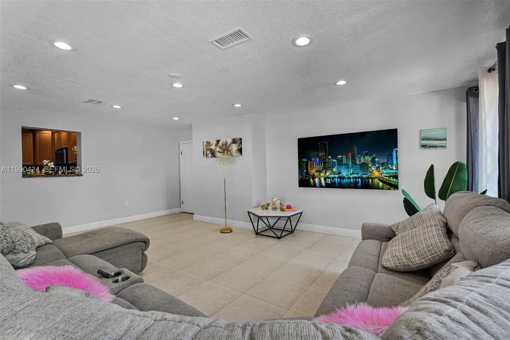 760 E 55th St Hialeah, FL 33013
