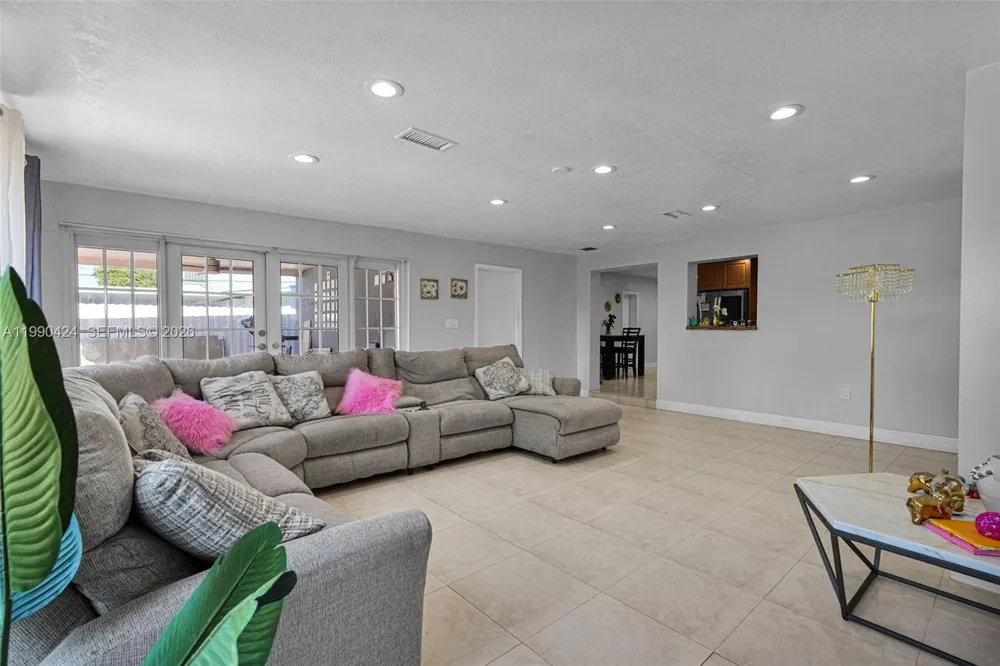760 E 55th St Hialeah, FL 33013