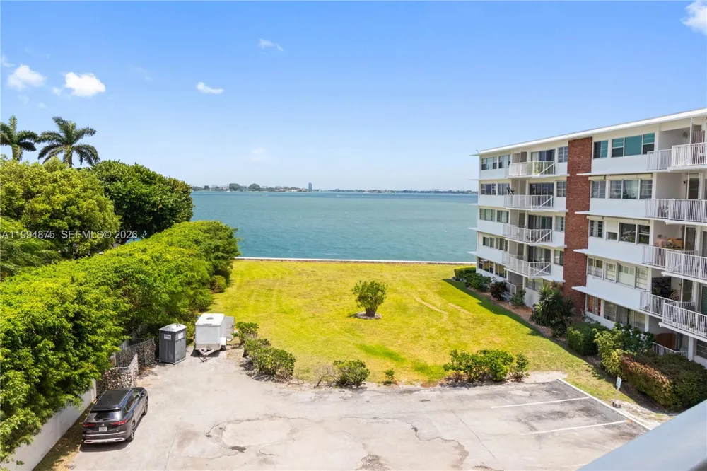 1700 NE 105th #408 Miami Shores, FL 33138