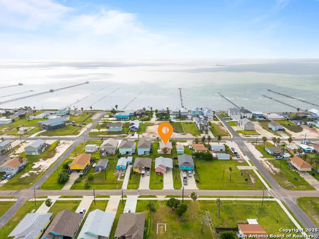 1419 S Magnolia St Rockport, TX 78382