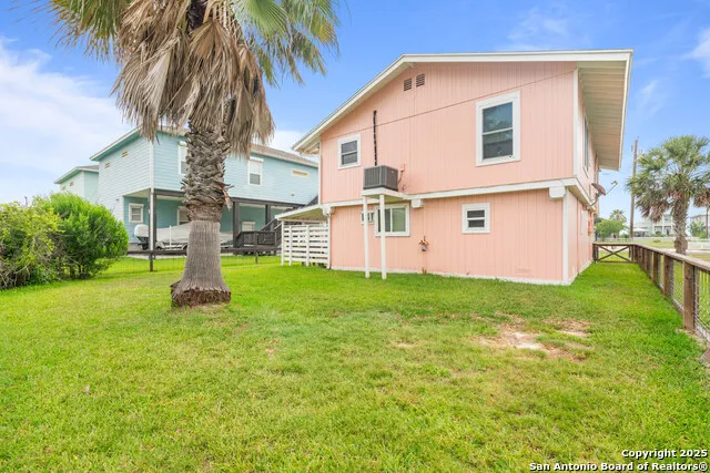 1419 S Magnolia St Rockport, TX 78382