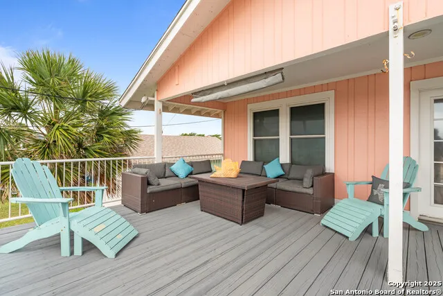 1419 S Magnolia St Rockport, TX 78382