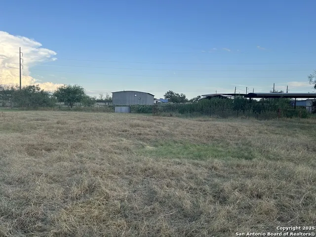 1571 ST HWY 97 E Floresville, TX 78114
