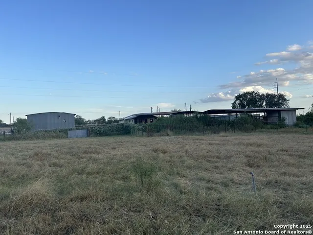 1571 ST HWY 97 E Floresville, TX 78114