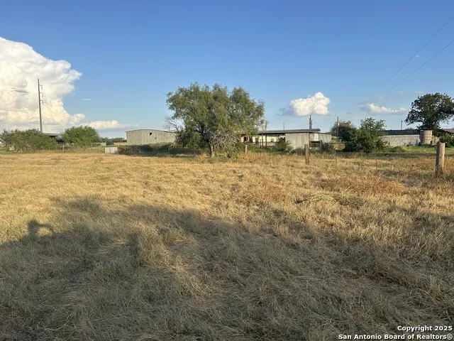 1571 ST HWY 97 E Floresville, TX 78114