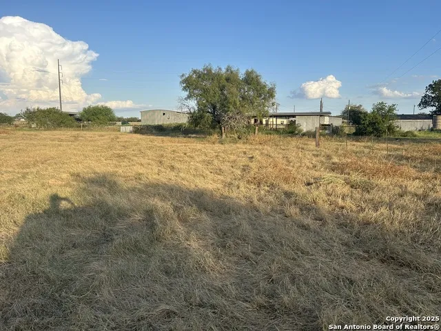 1571 ST HWY 97 E Floresville, TX 78114