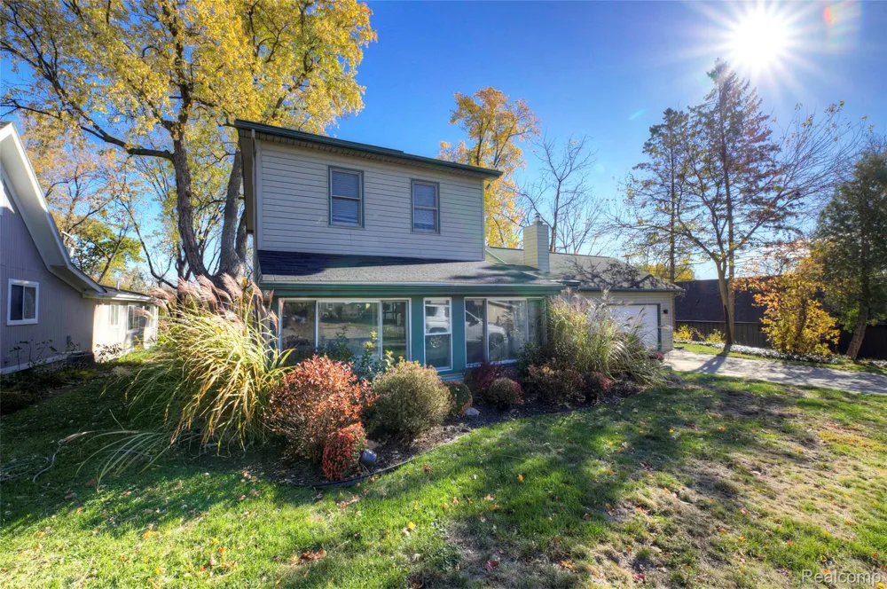 212 Hillcroft Drive Walled Lake City, MI 48390
