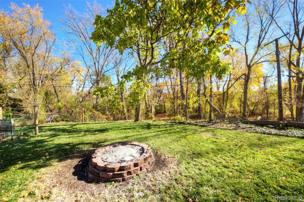 212 Hillcroft Drive Walled Lake City, MI 48390