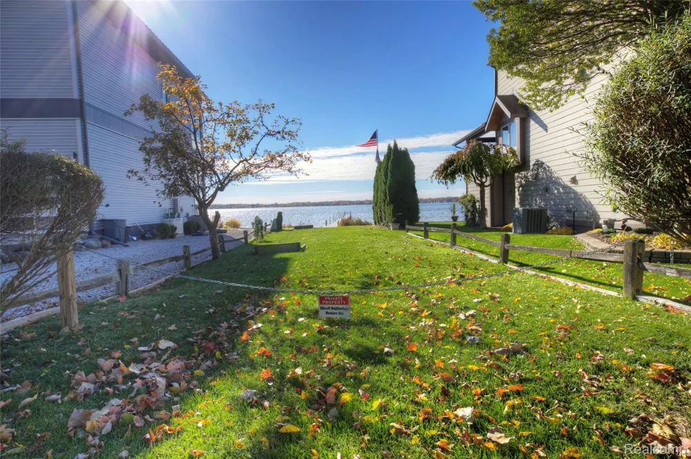 212 Hillcroft Drive Walled Lake City, MI 48390