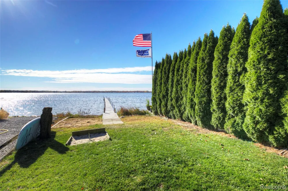 212 Hillcroft Drive Walled Lake City, MI 48390