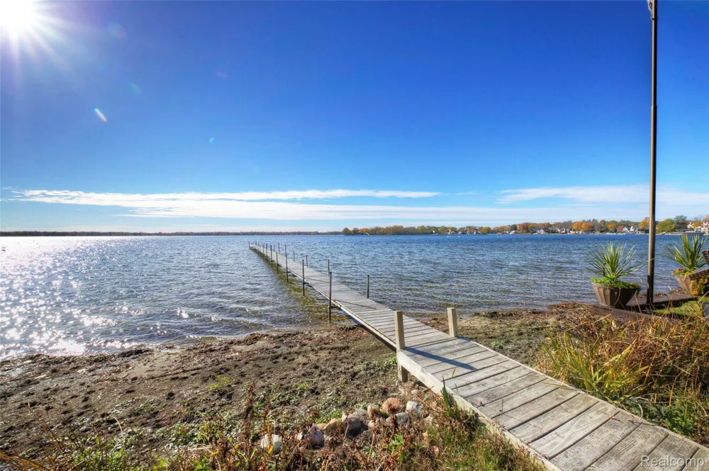 212 Hillcroft Drive Walled Lake City, MI 48390