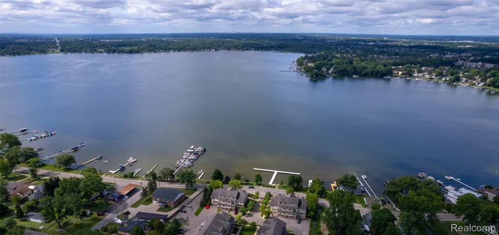 212 Hillcroft Drive Walled Lake City, MI 48390