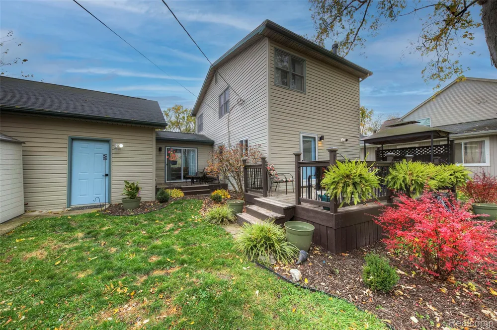 212 Hillcroft Drive Walled Lake City, MI 48390
