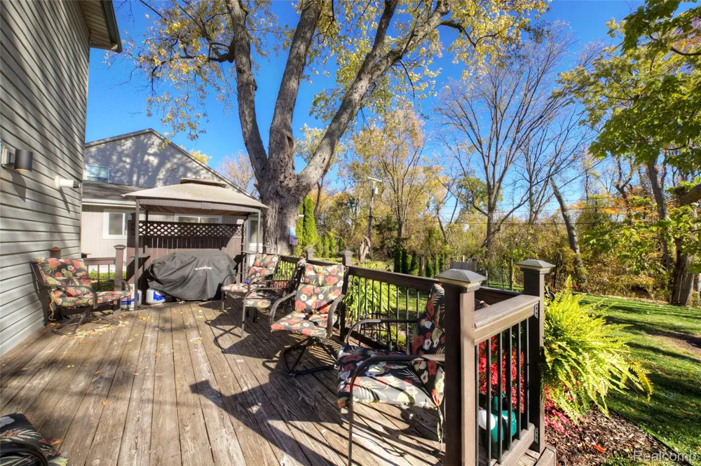 212 Hillcroft Drive Walled Lake City, MI 48390
