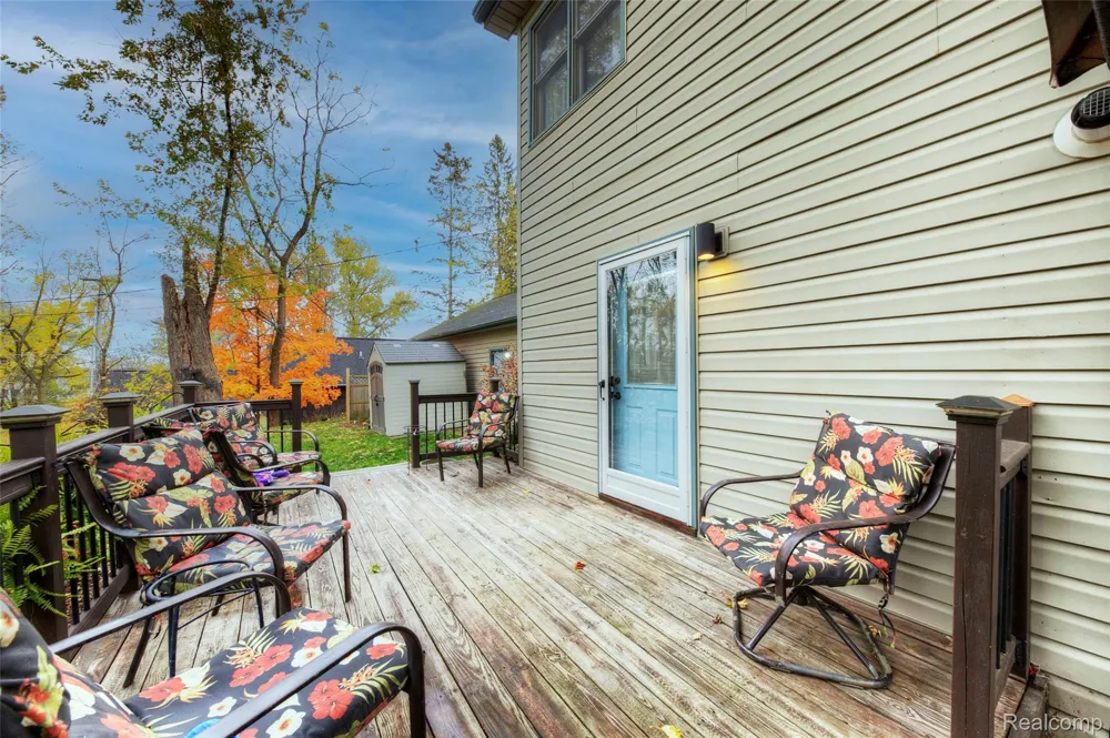 212 Hillcroft Drive Walled Lake City, MI 48390