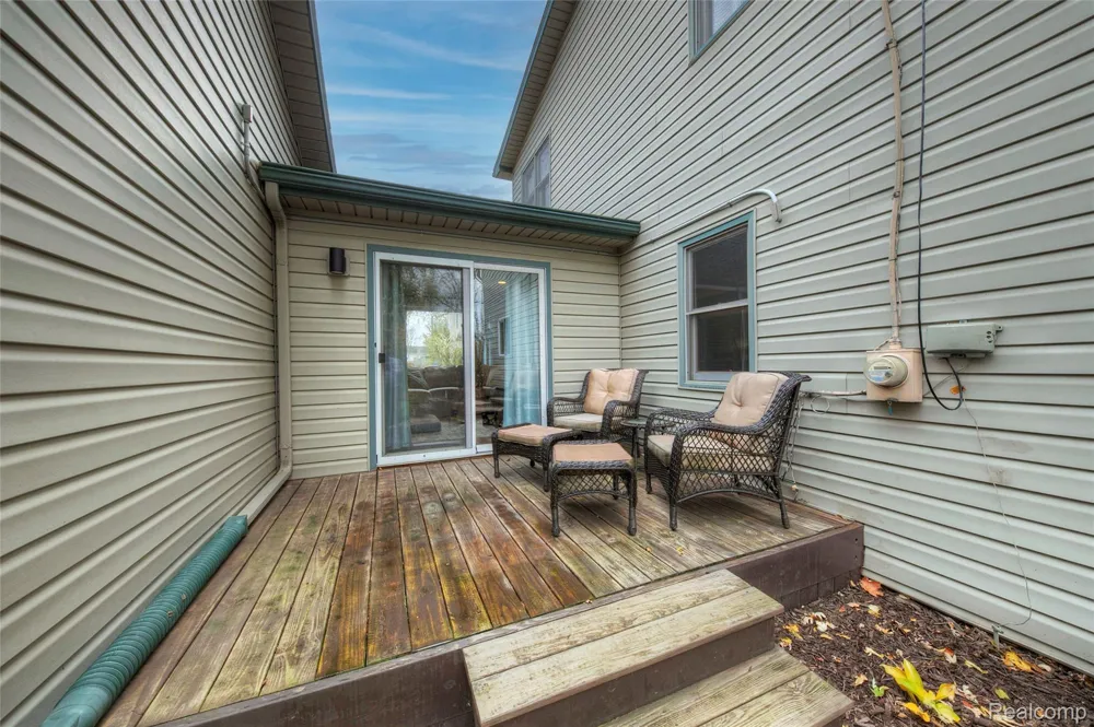 212 Hillcroft Drive Walled Lake City, MI 48390