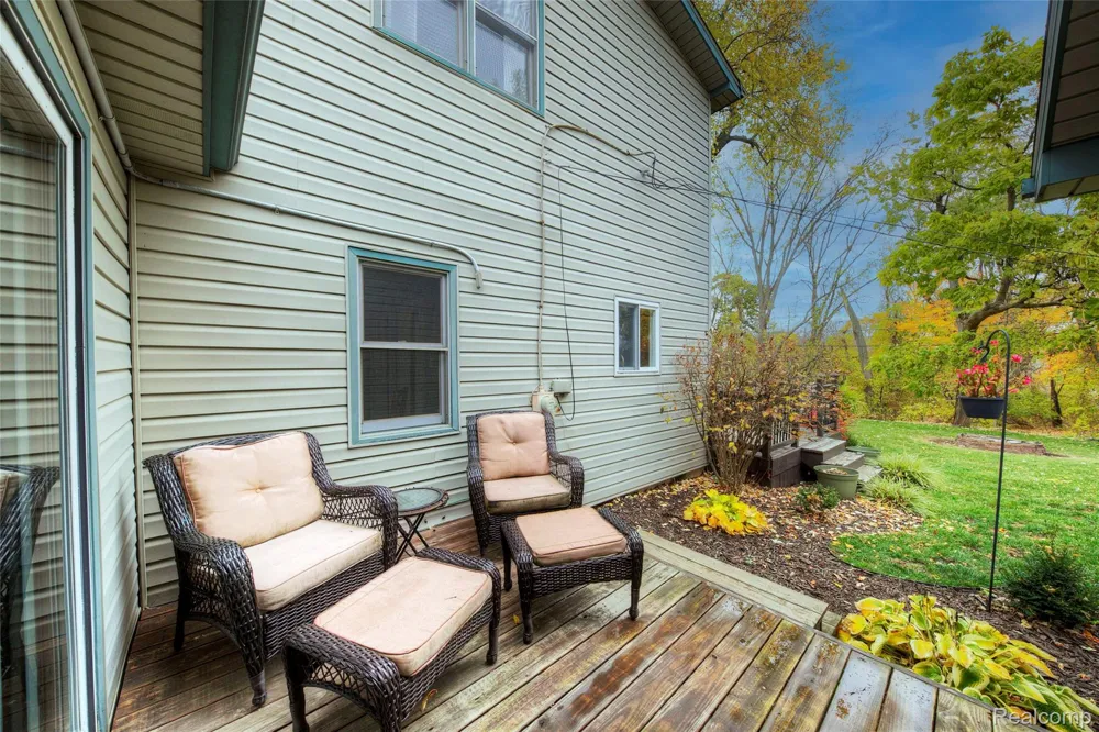 212 Hillcroft Drive Walled Lake City, MI 48390