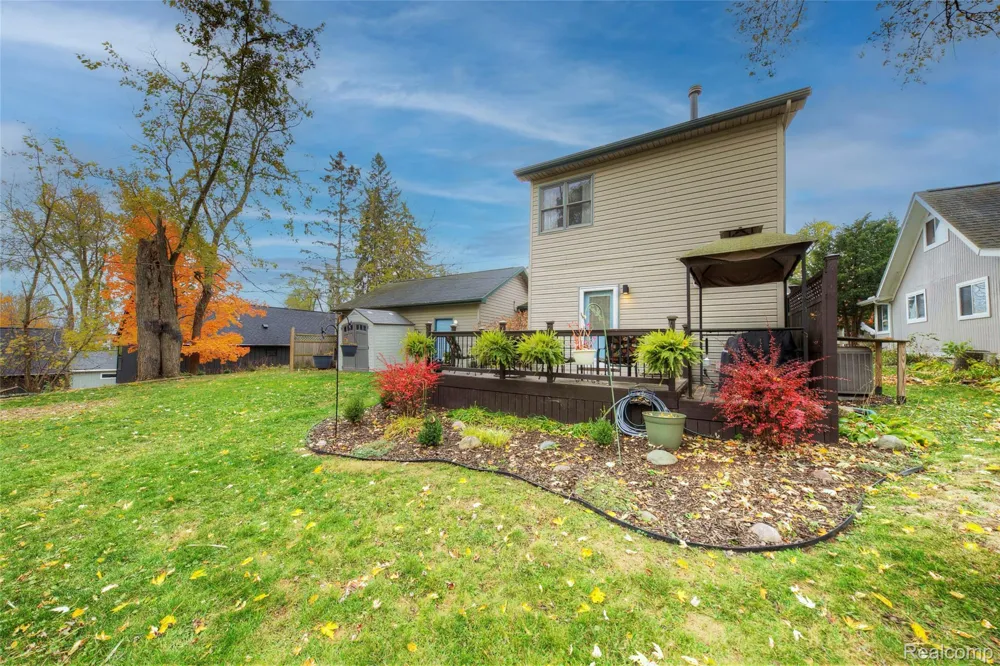 212 Hillcroft Drive Walled Lake City, MI 48390