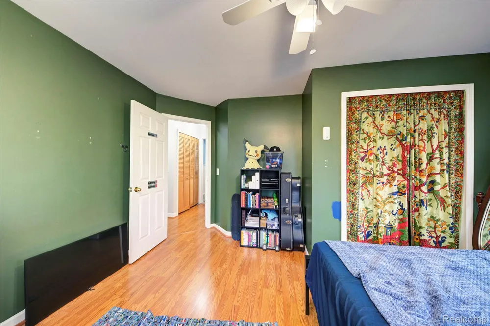 212 Hillcroft Drive Walled Lake City, MI 48390